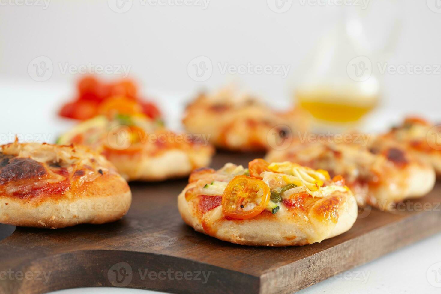 delizioso appena al forno fatti in casa mini pizze. foto