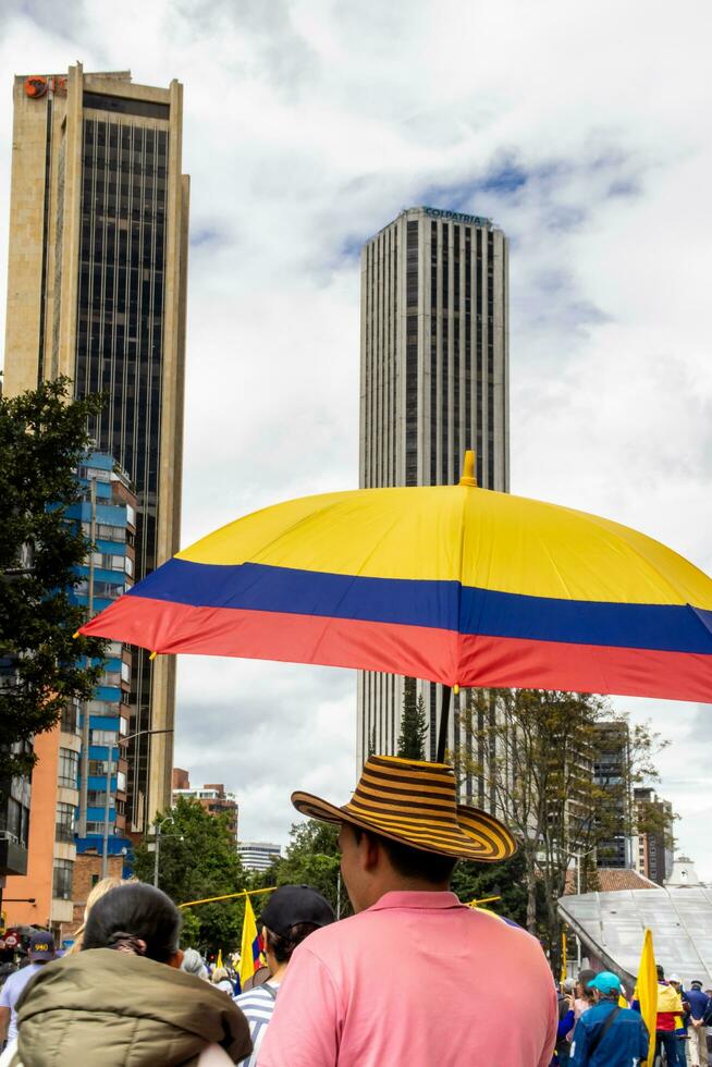 bogotà, Colombia, 16 agosto 2023. marzo chiede per gustavo petro incriminazione. tranquillo, calmo protesta marzo nel bogotà Colombia contro il governo di gustavo petro chiamato la marcha de la maioria. foto