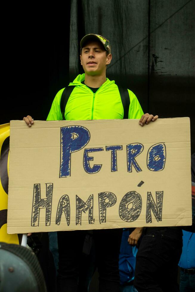 bogotà, Colombia, 16 agosto 2023. marzo chiede per gustavo petro incriminazione. tranquillo, calmo protesta marzo nel bogotà Colombia contro il governo di gustavo petro chiamato la marcha de la maioria. foto