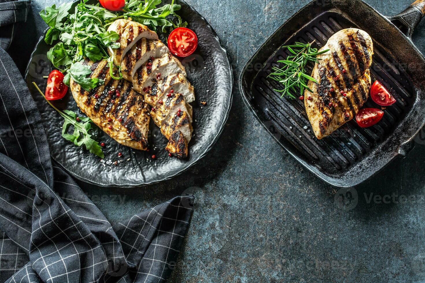 pollo Seno grigliato con spezie peper sale pomodori rosmarino e rucola - superiore di Visualizza foto