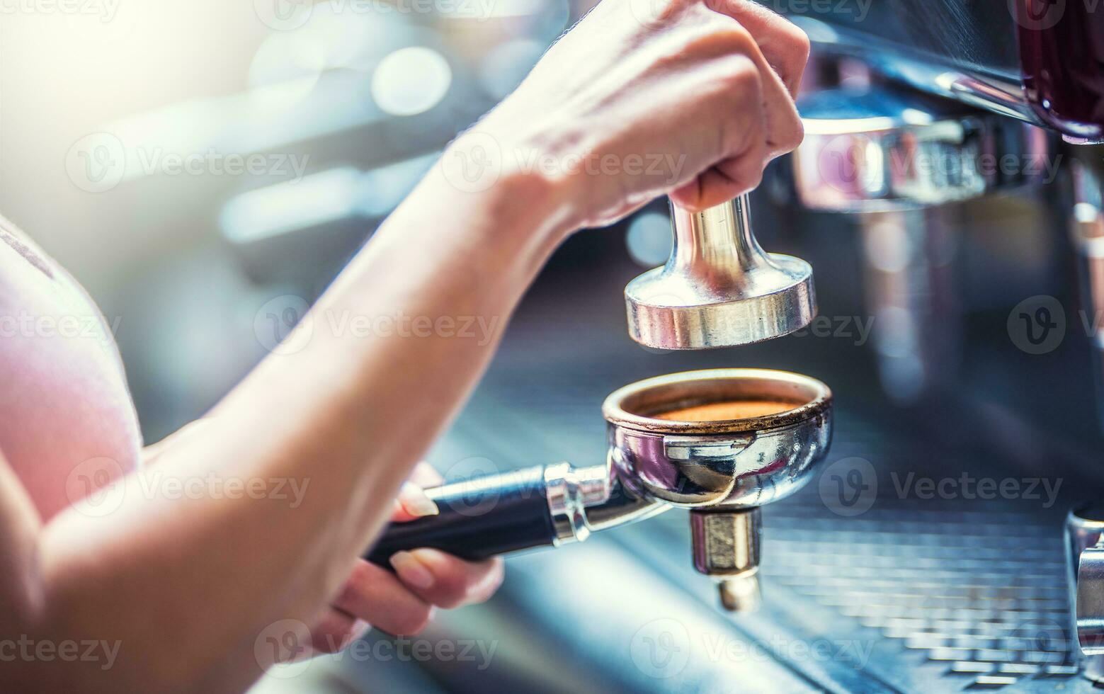barista donna fabbricazione un caffè espresso caffè. foto