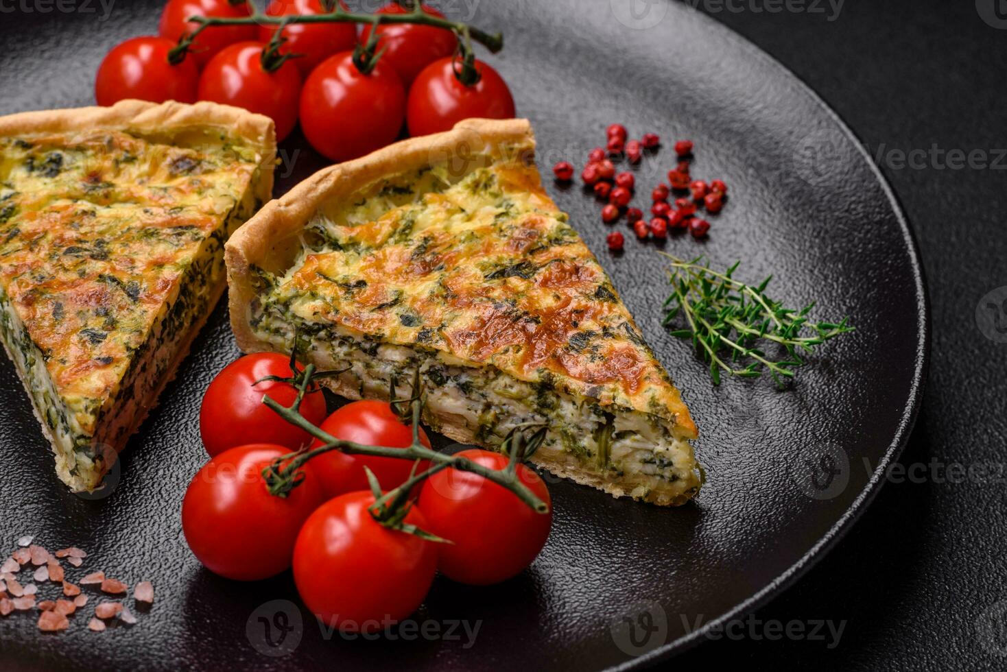 delizioso fresco quiche con broccoli, formaggio, spezie e erbe aromatiche tagliare in pezzi foto