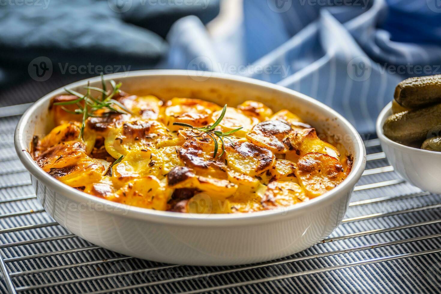 arrostito patate nel cottura al forno piatto tradizionale easten europeo cibo titolato come Francia Patata foto