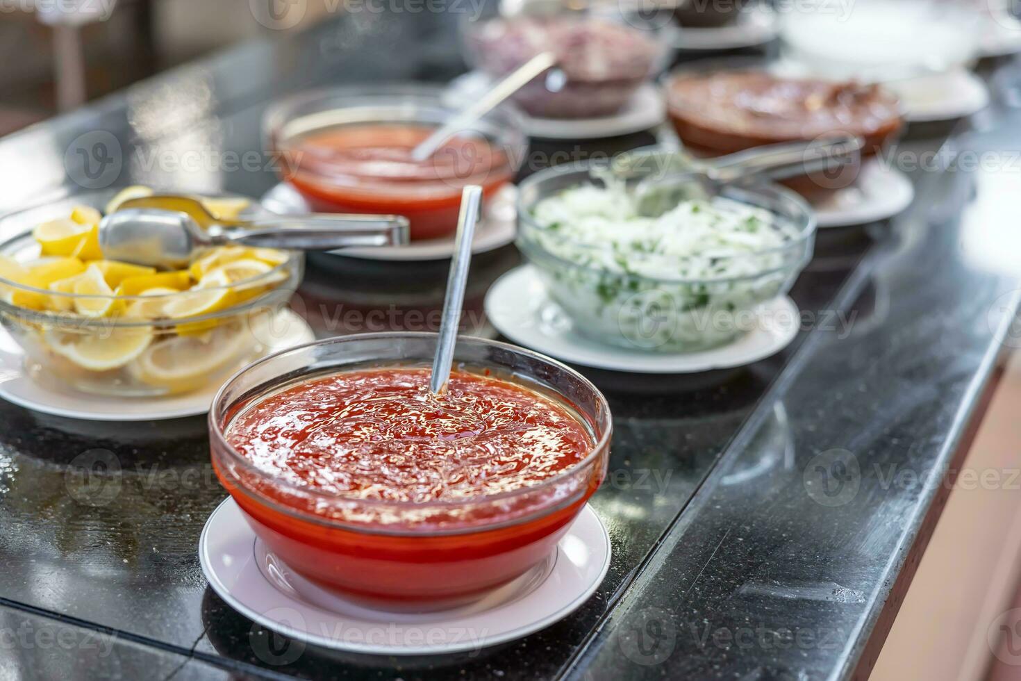dolce chili salsa e vario condimenti su un' buffet tavolo nel un' giardino ristorante foto