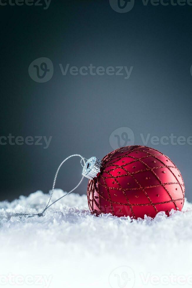 Natale rosso lusso palla nel neve e astratto nevoso atmosfera foto