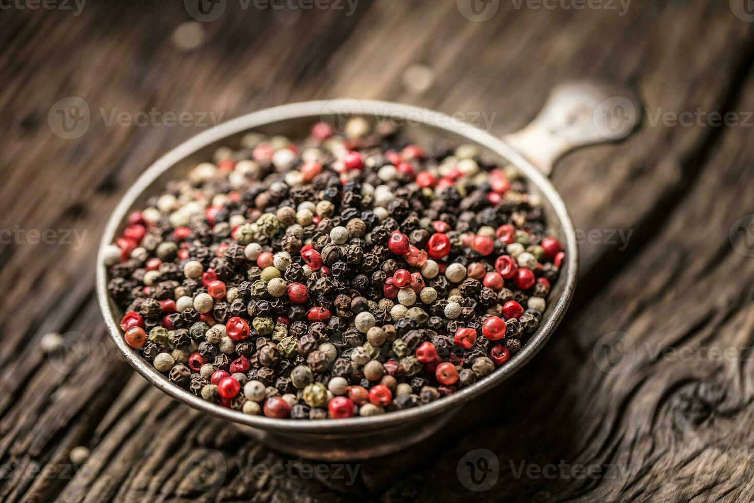 misto grani di pepe rosso nero e bianca nel ciotola - avvicinamento foto