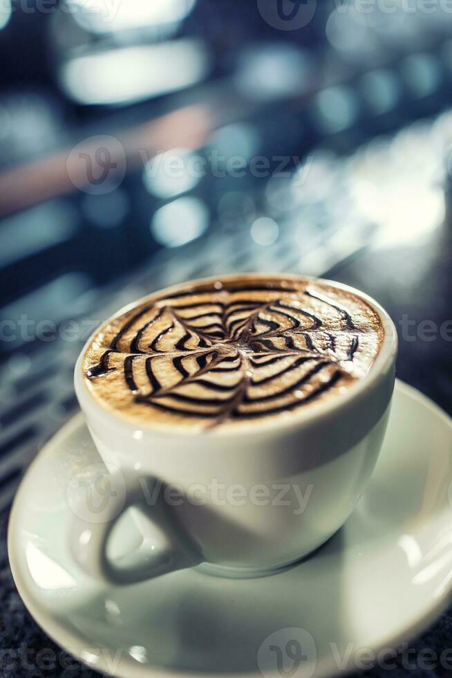 caffè arte artistico modello su latte macchiato o cappuccino foto