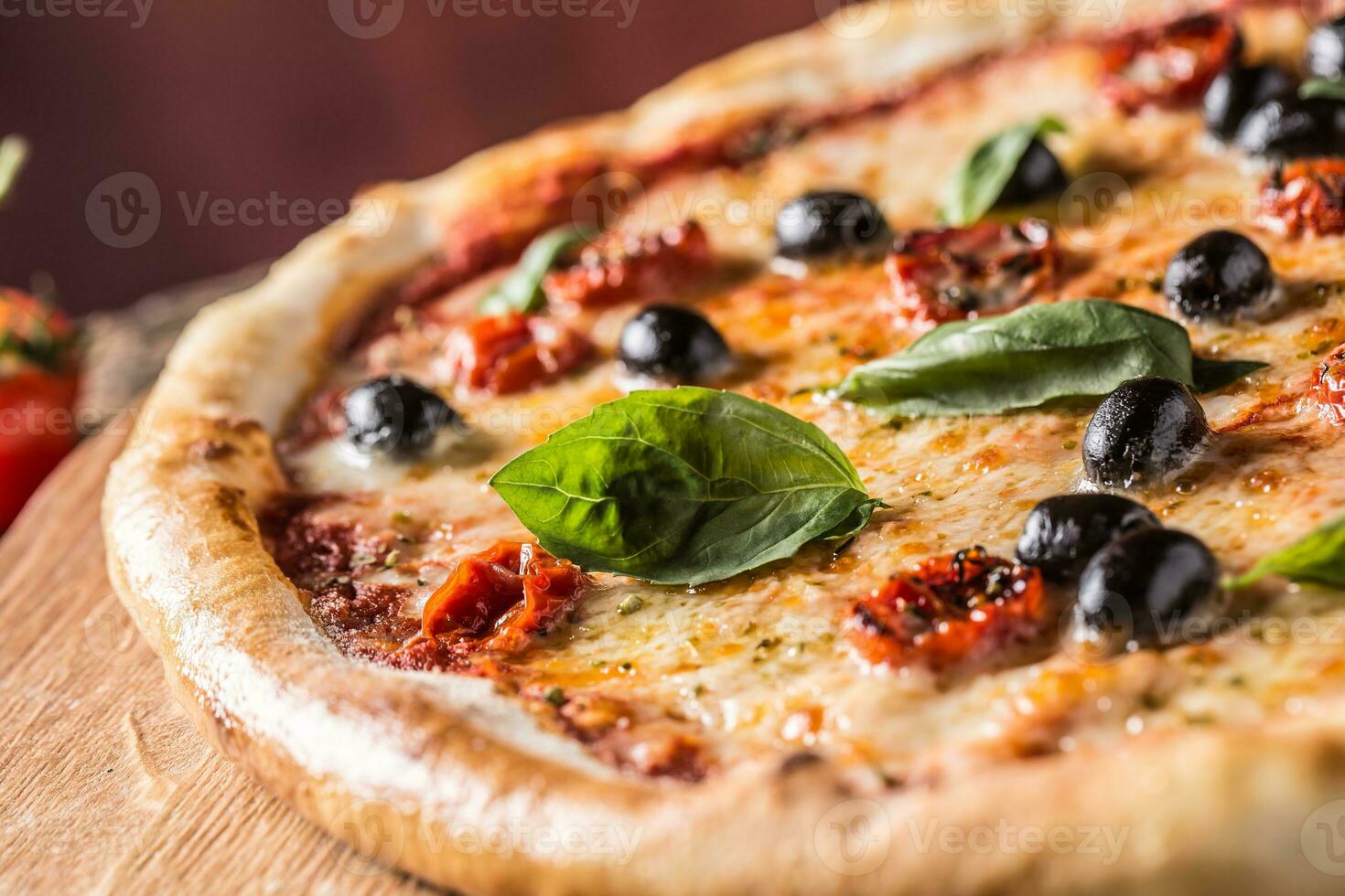 Pizza. gustoso fresco italiano Pizza servito su vecchio di legno tavolo foto