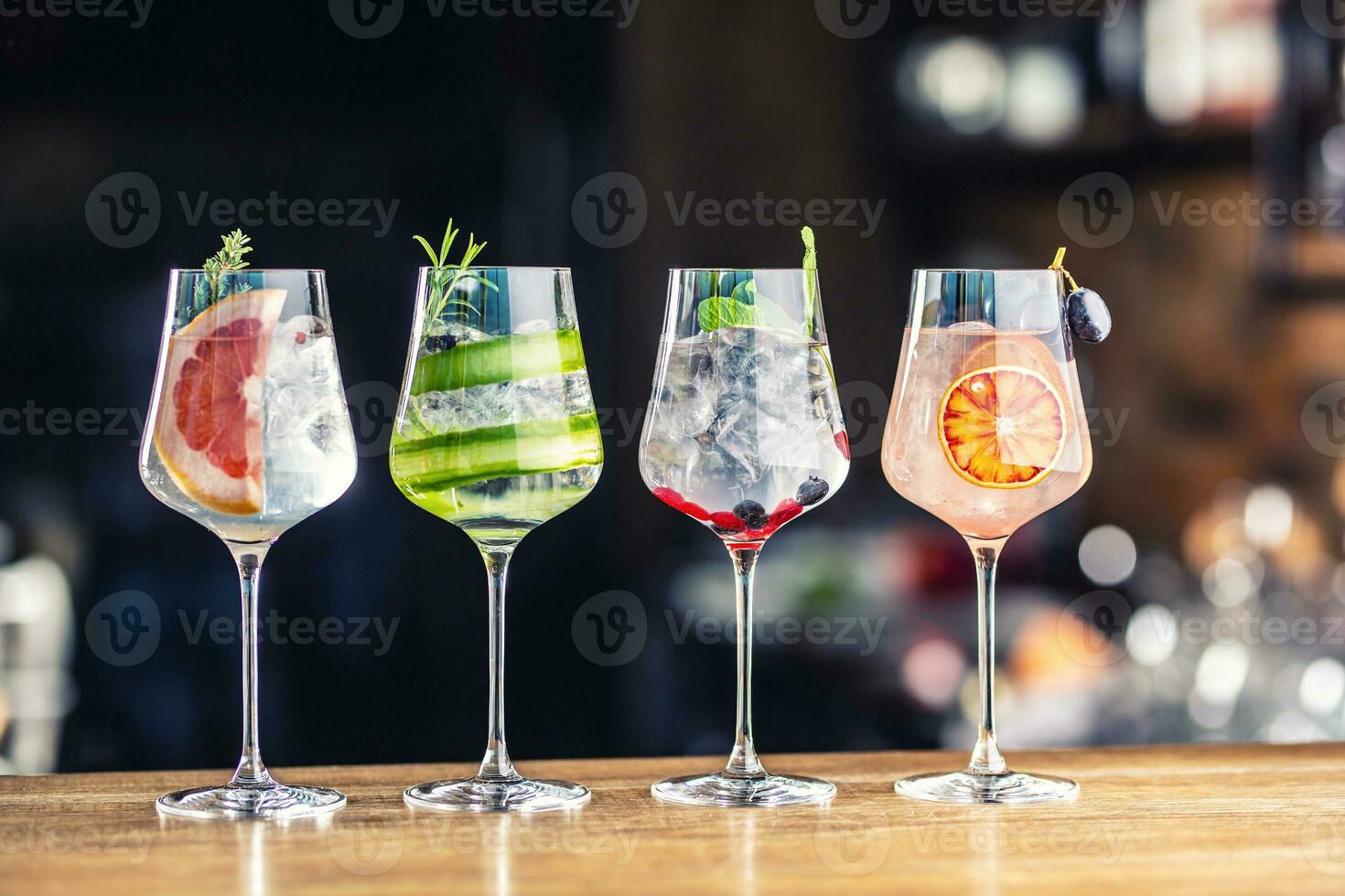 Gin Tonico cocktail nel vino bicchieri su bar contatore nel cucciolo o ristorante foto