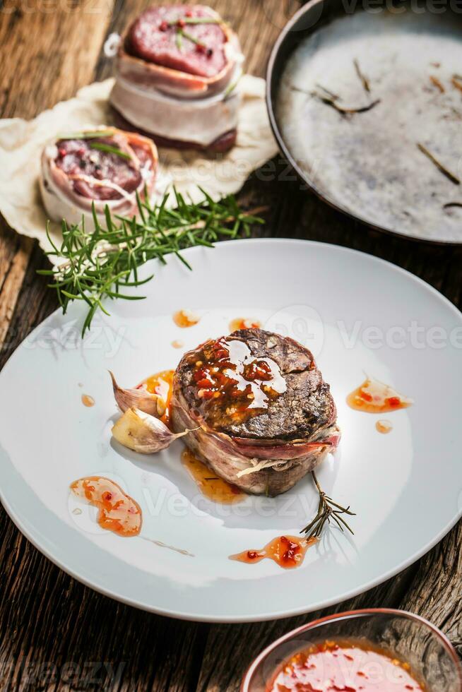 grigliato Manzo filetto di manzo bistecca con chili salsa nel bianca piatto foto