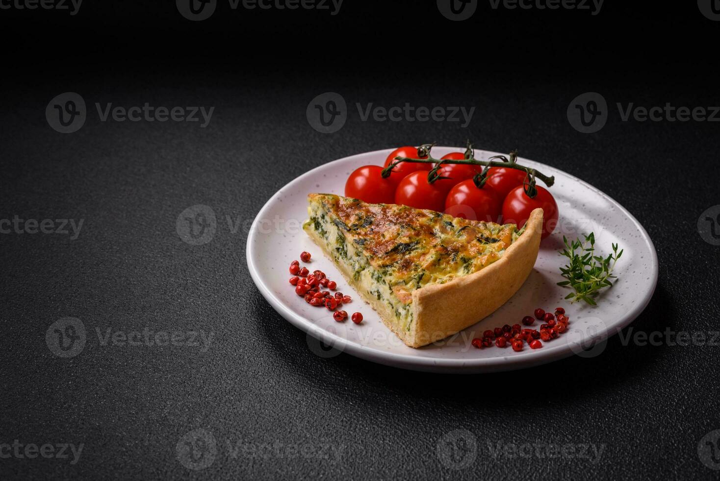 delizioso fresco quiche con broccoli, formaggio, spezie e erbe aromatiche tagliare in pezzi foto