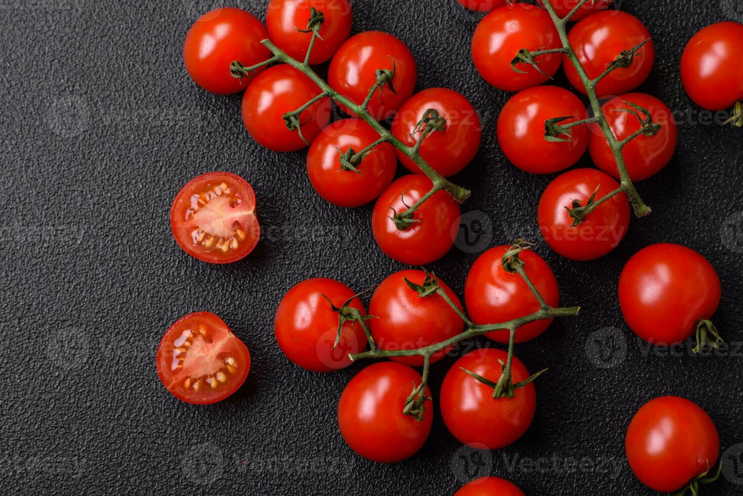 delizioso fresco ciliegia pomodori su il rami come un ingrediente per cucinando un' vegetariano piatto foto