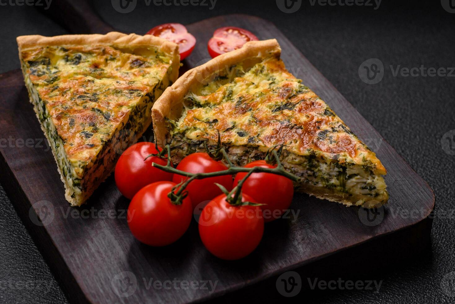 delizioso fresco quiche con broccoli, formaggio, spezie e erbe aromatiche tagliare in pezzi foto