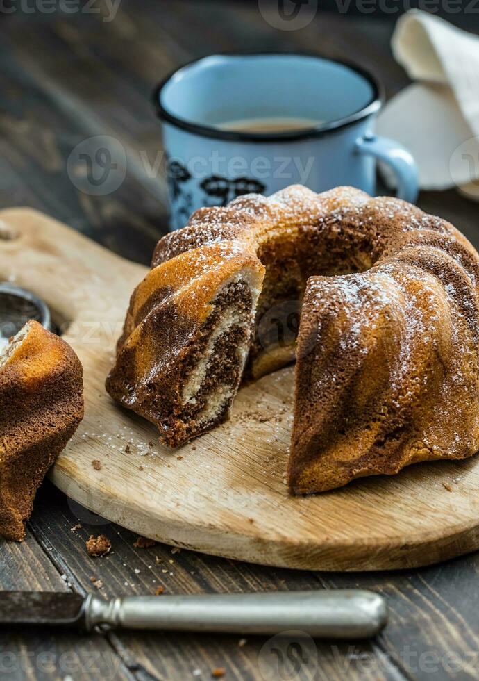 torta. marmo torta tazza di caffè polvere zucchero cucina Vintage ▾ utensile e fresco frutta frutti di bosco foto