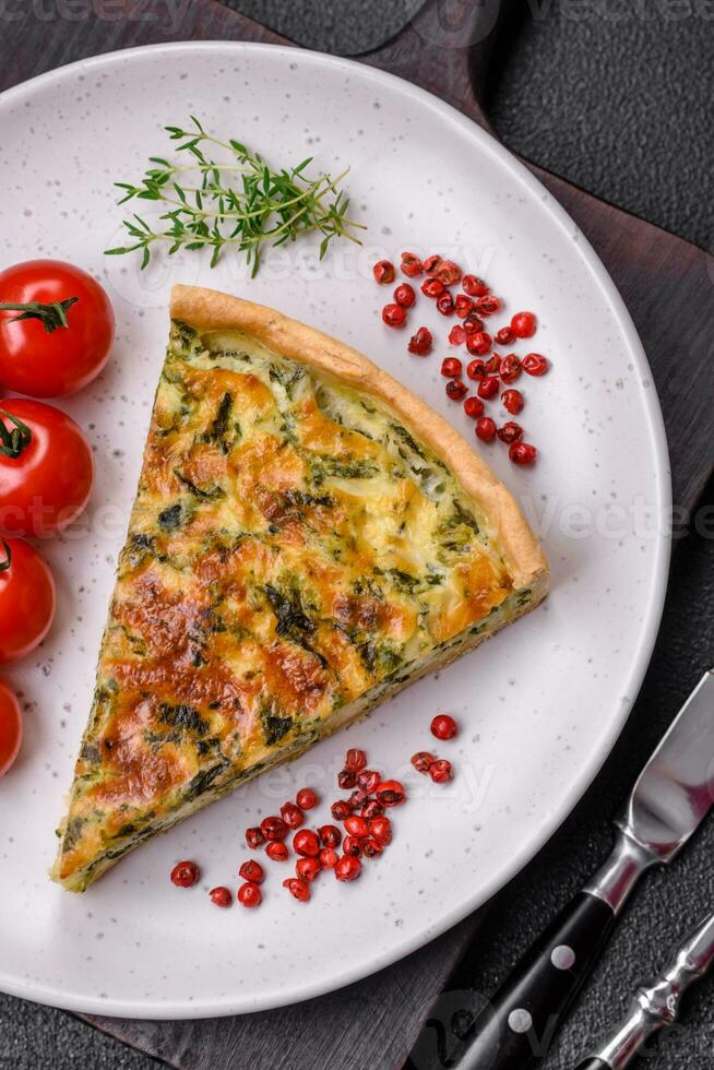 delizioso fresco quiche con broccoli, formaggio, spezie e erbe aromatiche tagliare in pezzi foto