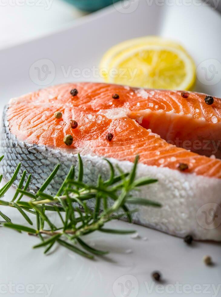 salmone. crudo salmone bistecca con rosmarino Limone sale e Pepe foto