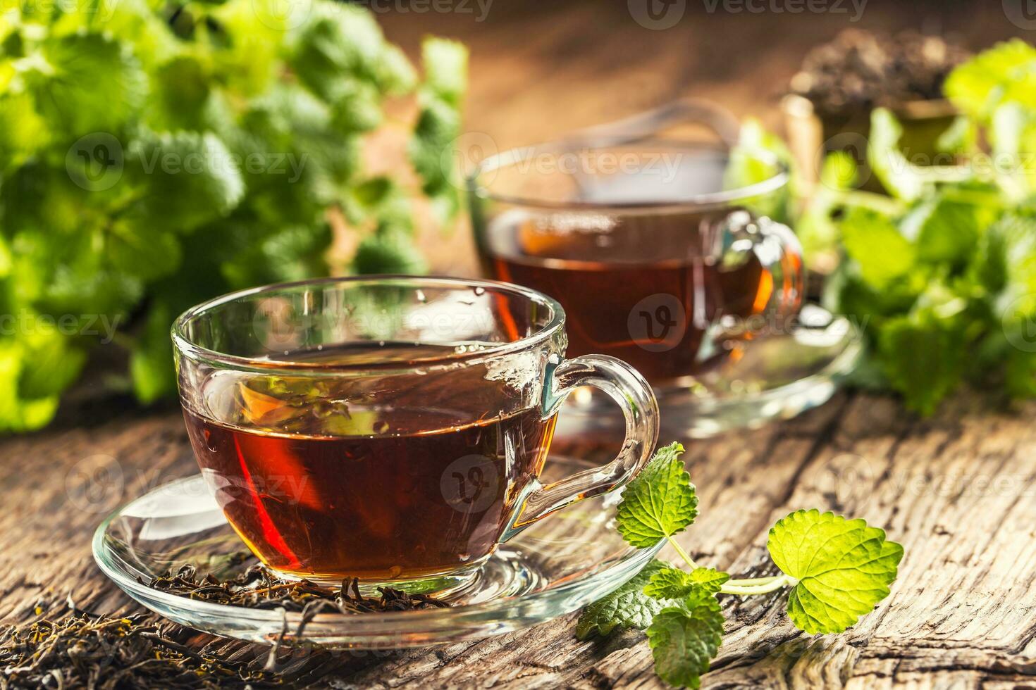 un' tazza di melissa tè con erbe aromatiche su di legno tavolo foto