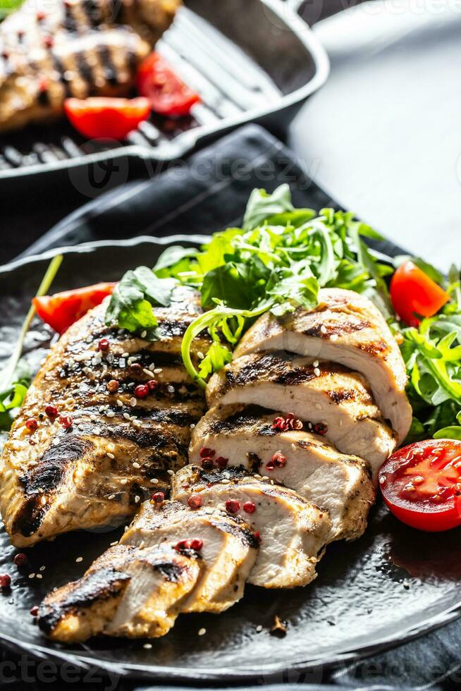 pollo Seno grigliato con spezie peper sale pomodori e rucola foto