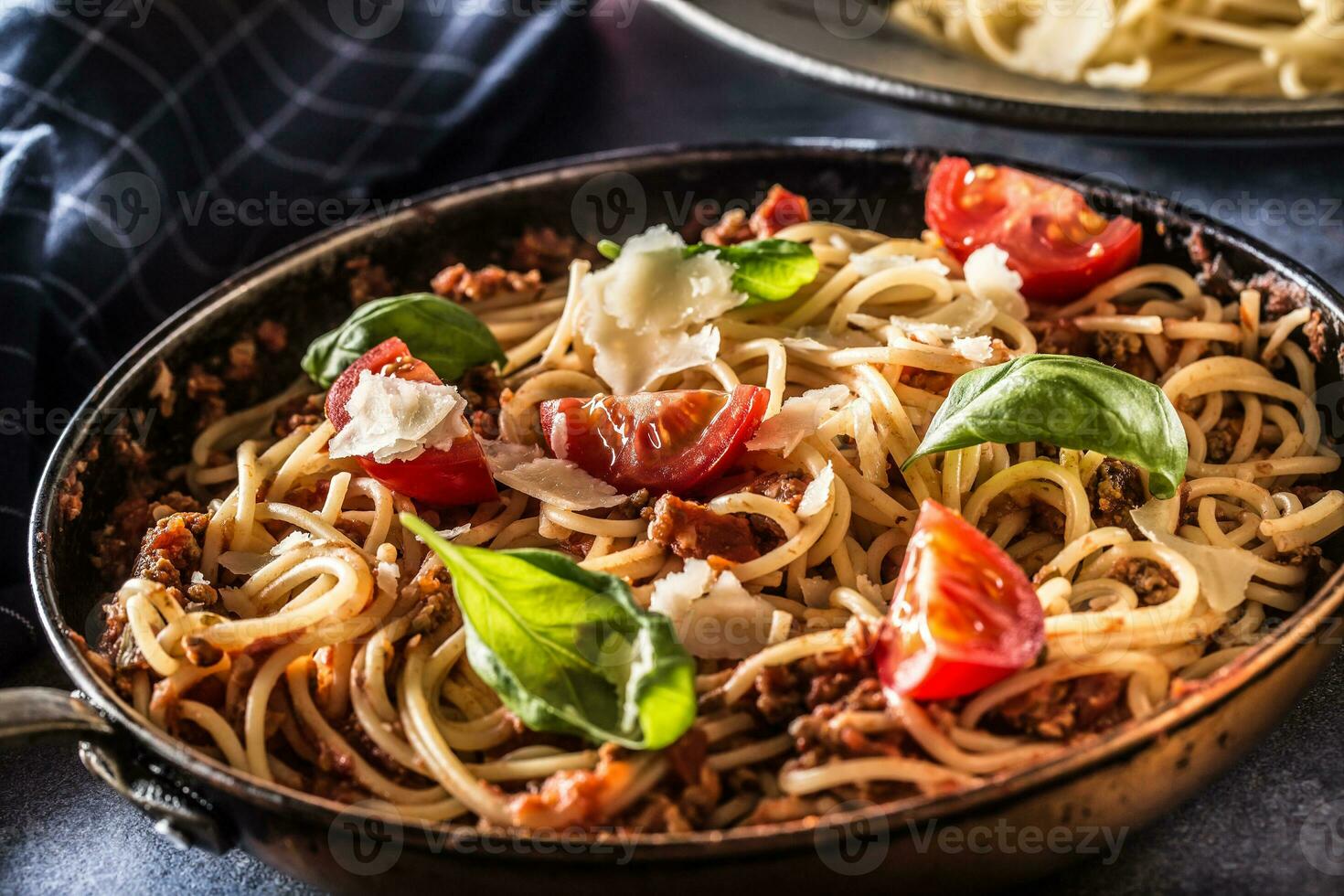 italiano pasta spaghetti bolognese nel vecchio padella con pomodori parmigiano formaggio e basilico foto