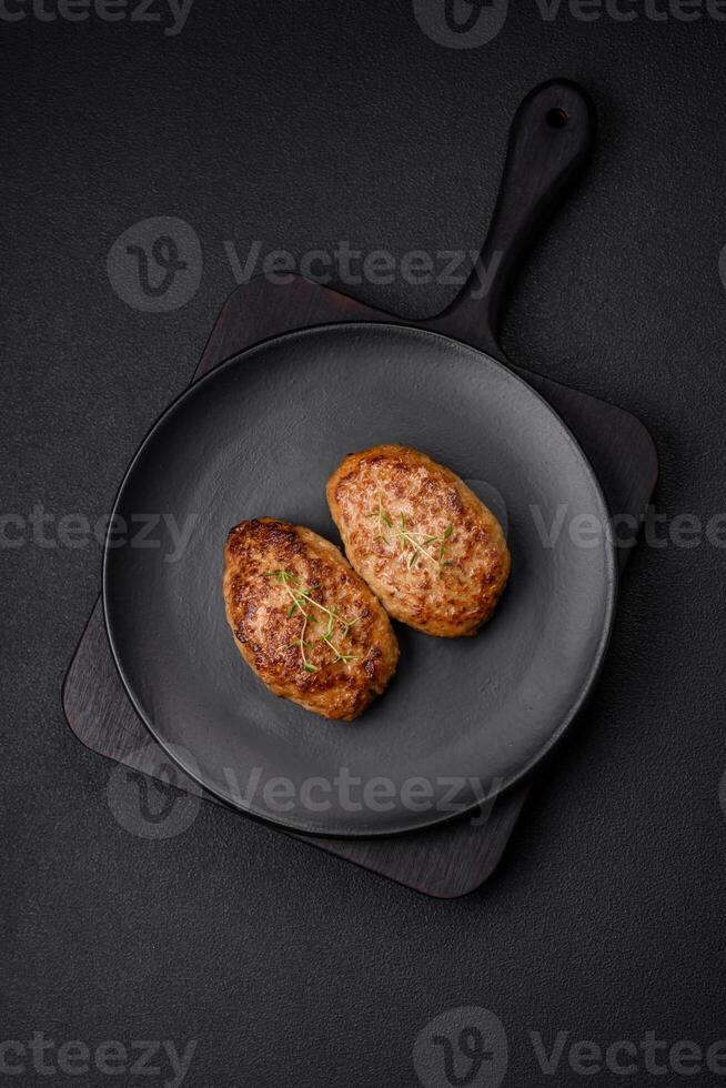 delizioso fresco fritte tritato pesce cotolette con spezie e erbe aromatiche foto