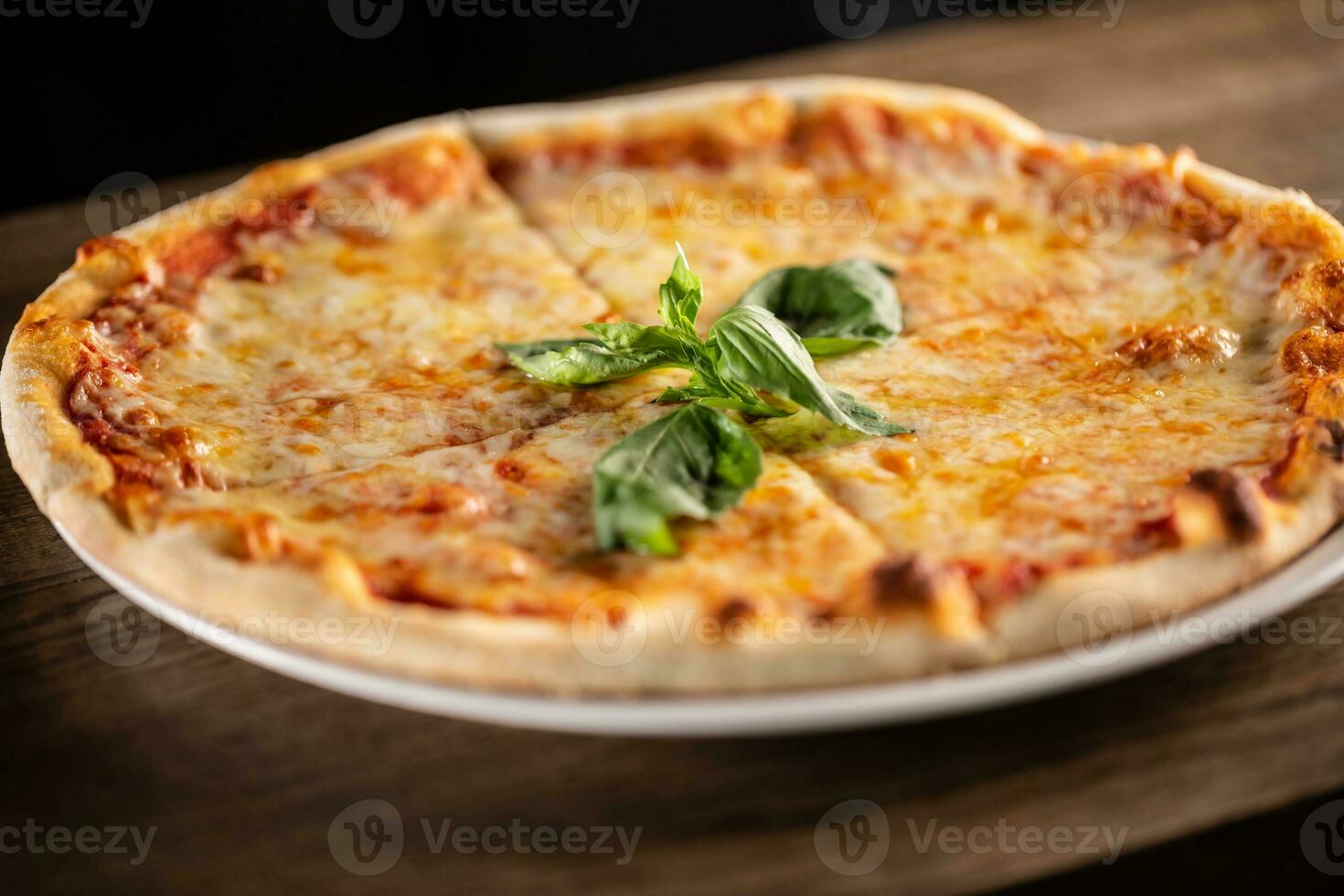 Quattro formaggi Pizza con quattro tipi di formaggi, croccante bordi e fresco basilico su superiore foto