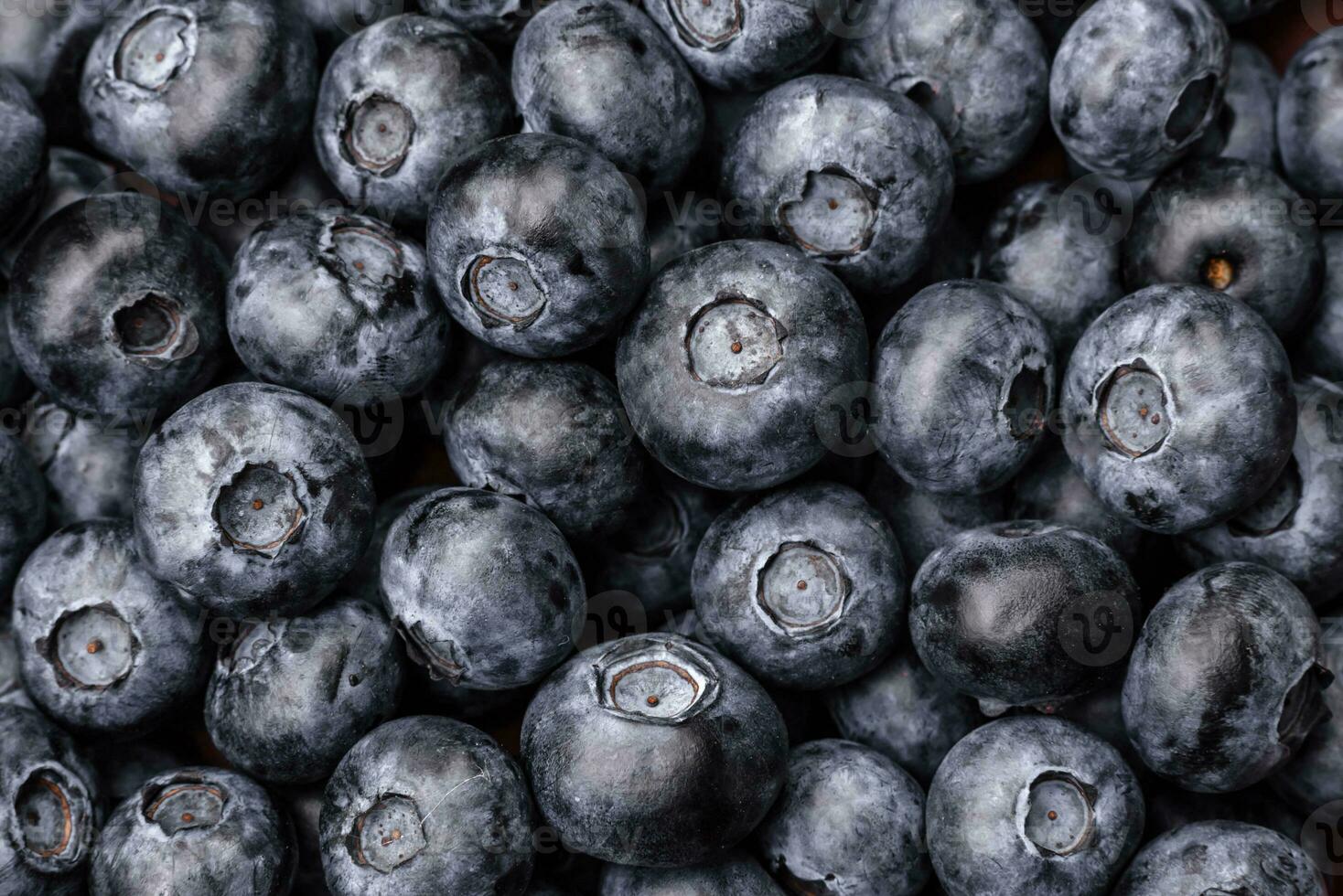 delizioso fresco dolce mirtilli nel un' ceramica ciotola. vegano cibo foto