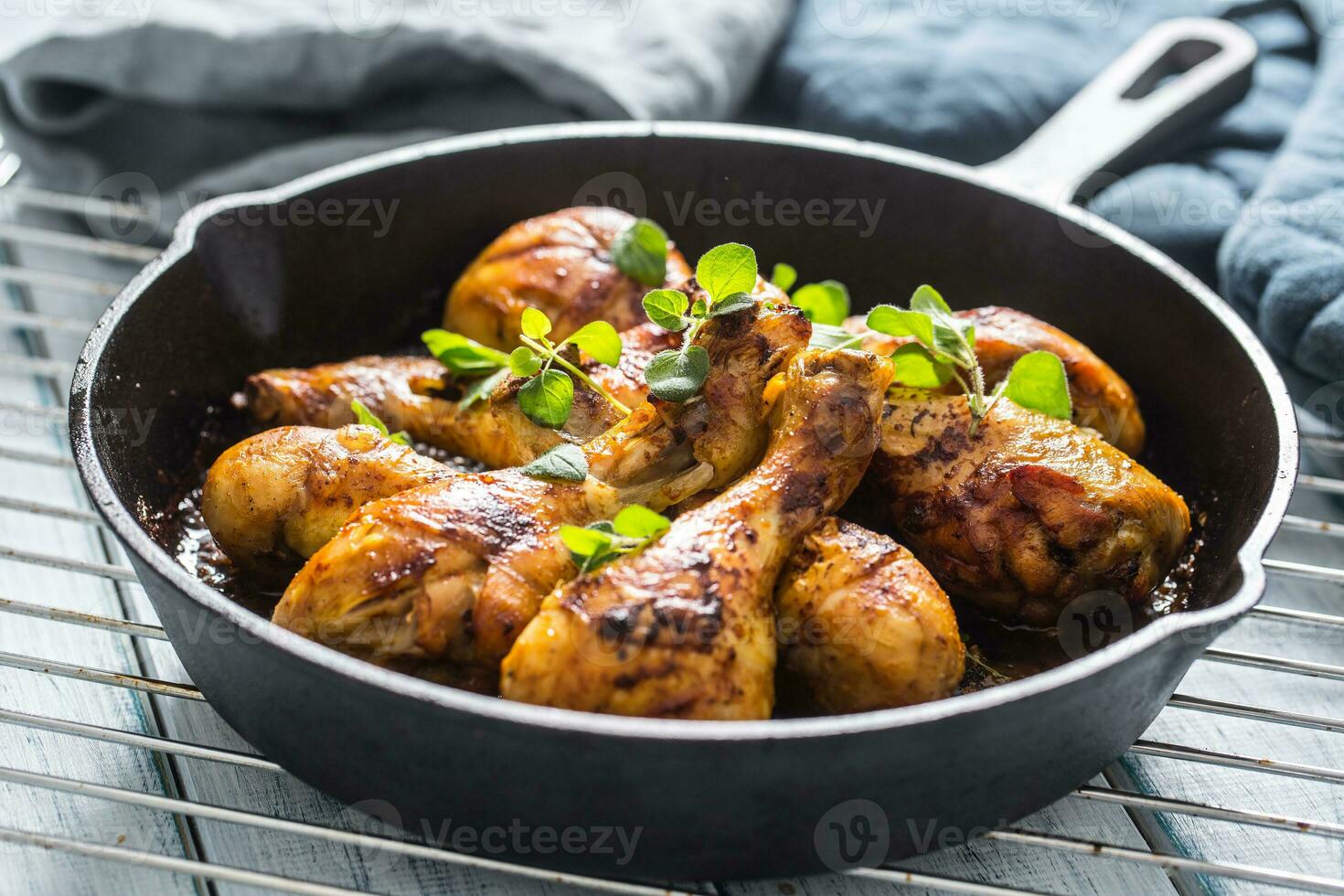 arrostito pollo gambe nel padella con erbe aromatiche - vicino su foto