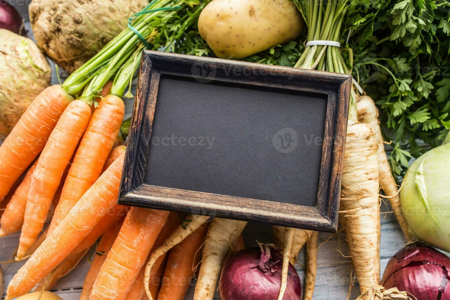 superiore di Visualizza vuoto lavagna su fresco verdure foto