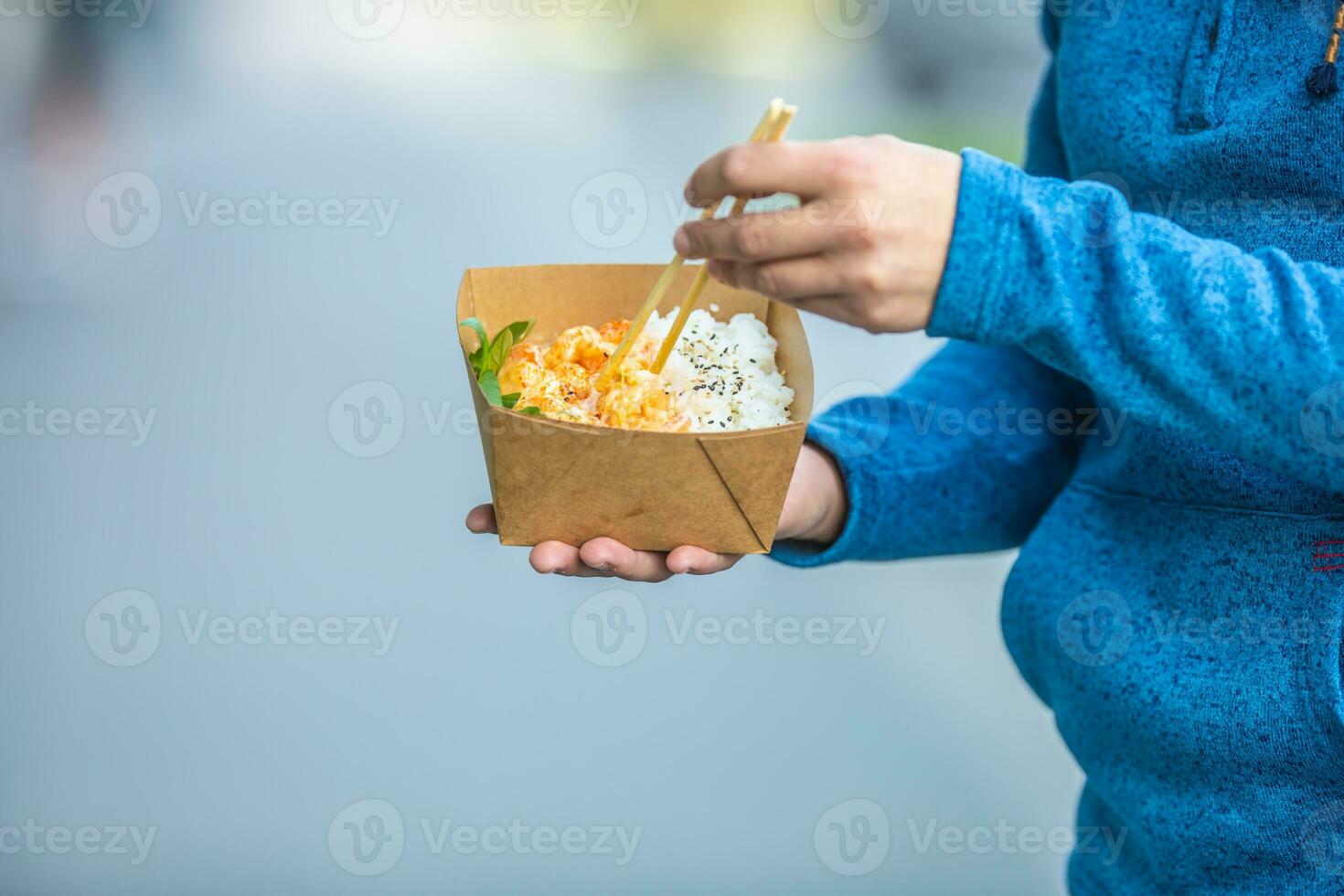 giovane mans mani Tenere pranzo nel un' scatola di riciclato carta foto