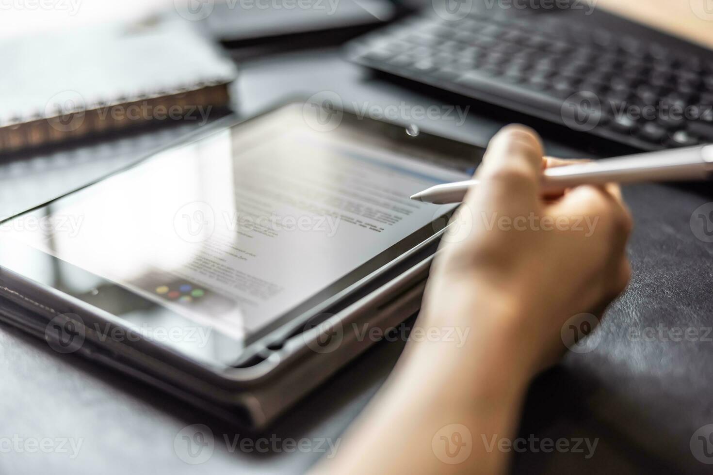 donna Lavorando con digitale tavoletta e penna, controllo documento, contrarre o accordo - vicino su foto