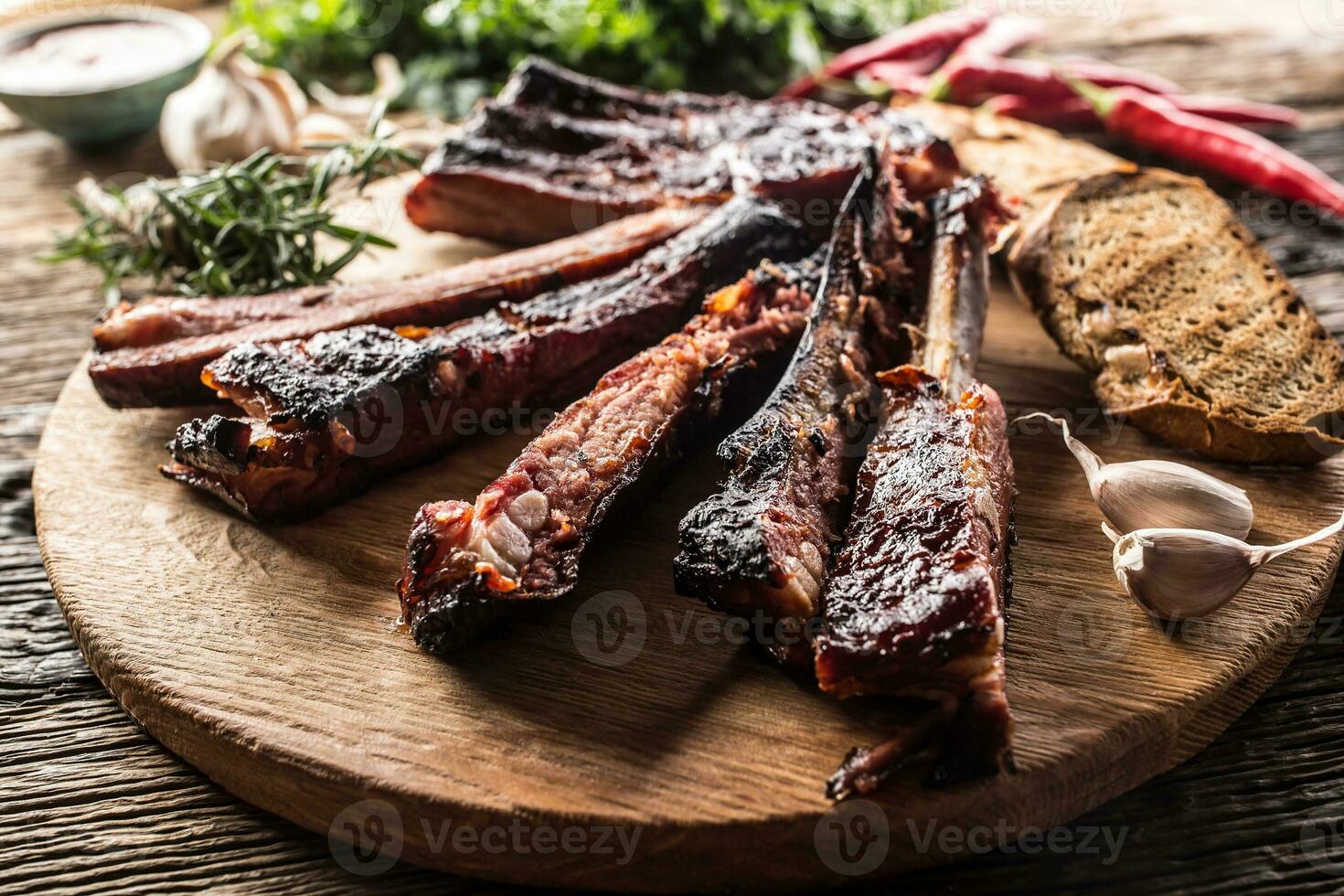 gustoso barbecue grigliato Maiale costolette con chili pepers e prezzemolo erbe aromatiche. foto