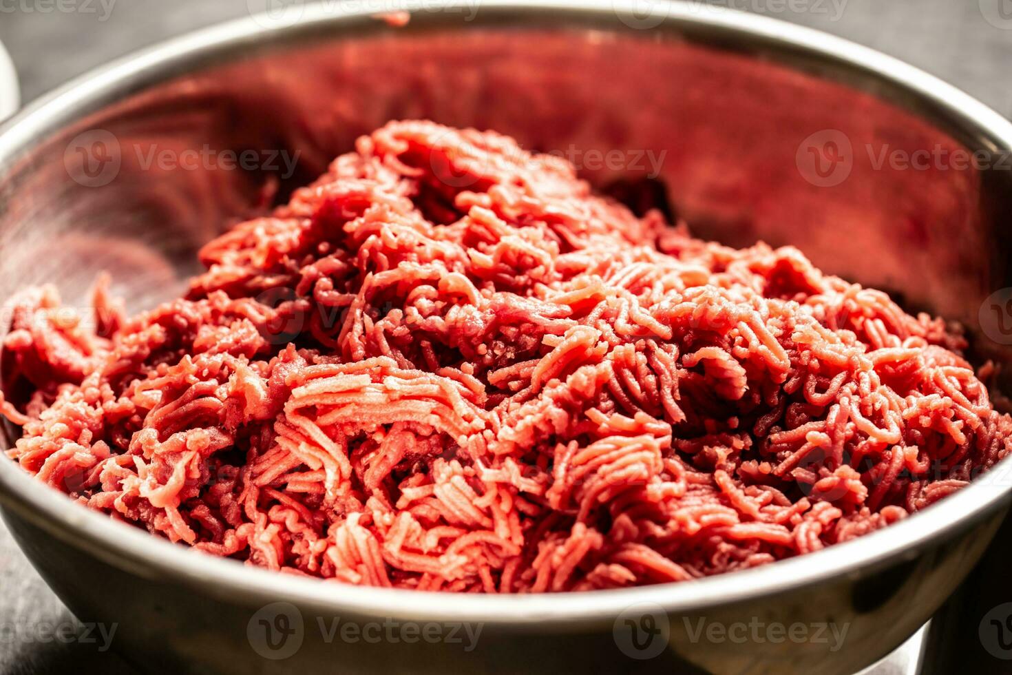 metallo ciotola pieno di appena preparato Manzo carne per bistecca tartare foto