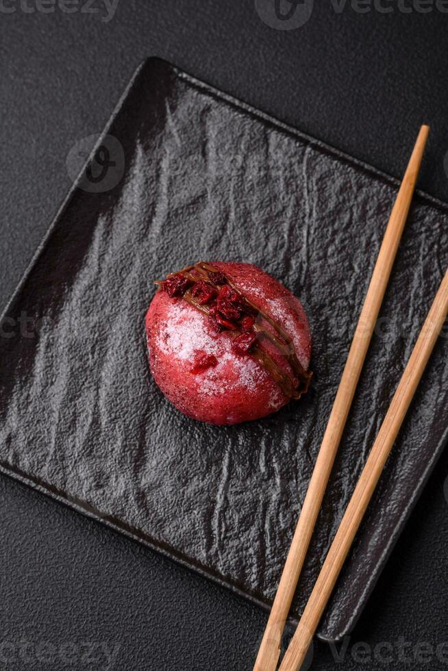 delizioso dolce colorato mochi dolci o ghiaccio crema con riso Impasto e condimenti foto