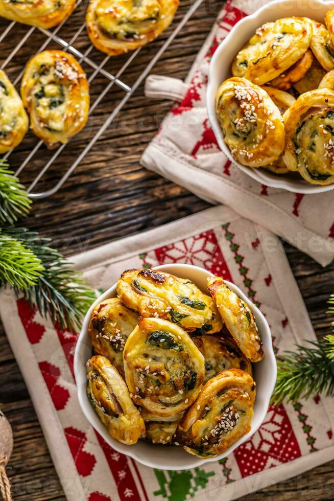 Natale salato pasticcini, mini Pizza torte nel un' tipico Natale piatto e festivo decorazioni foto