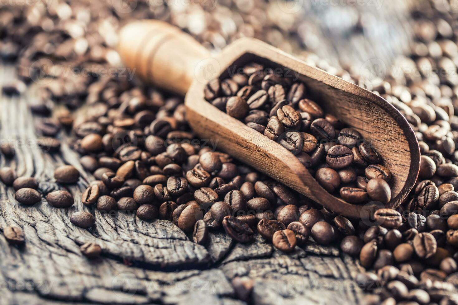 di legno notizia in anticipo pieno di caffè fagioli su vecchio quercia tavolo foto