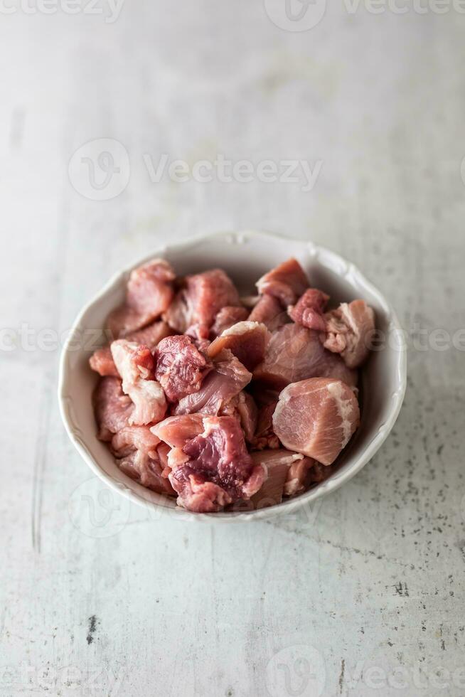 Maiale crudo affettato carne su bianca calcestruzzo tavola. superiore di Visualizza foto