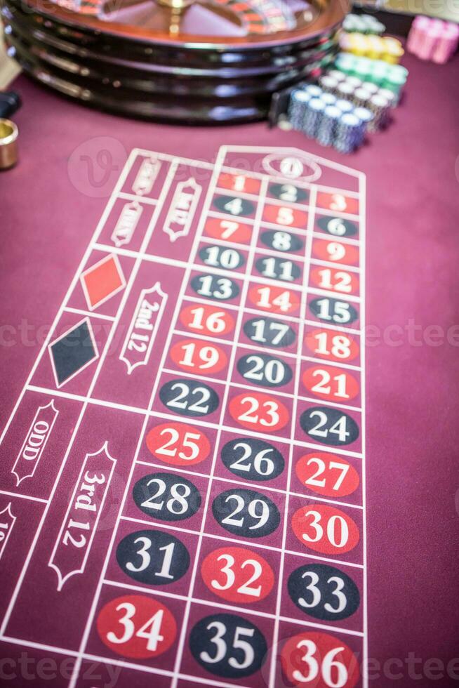 roulette tavolo nel un' casinò con ruota e patatine fritte foto