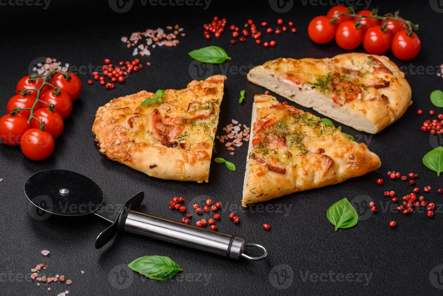 delizioso forno fresco piadina Pizza con formaggio, pomodori, salsiccia, sale e spezie foto