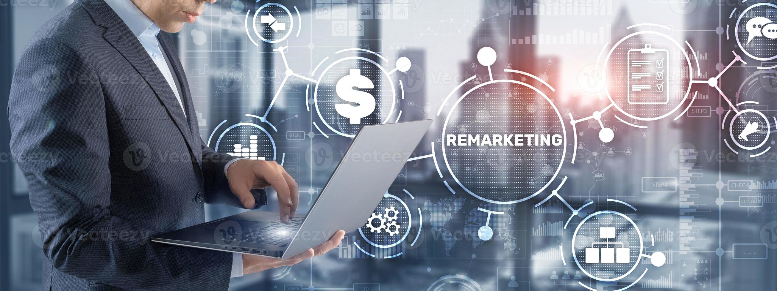 remarketing su schermo virtuale. tecnologia aziendale internet e concetto finanziario foto