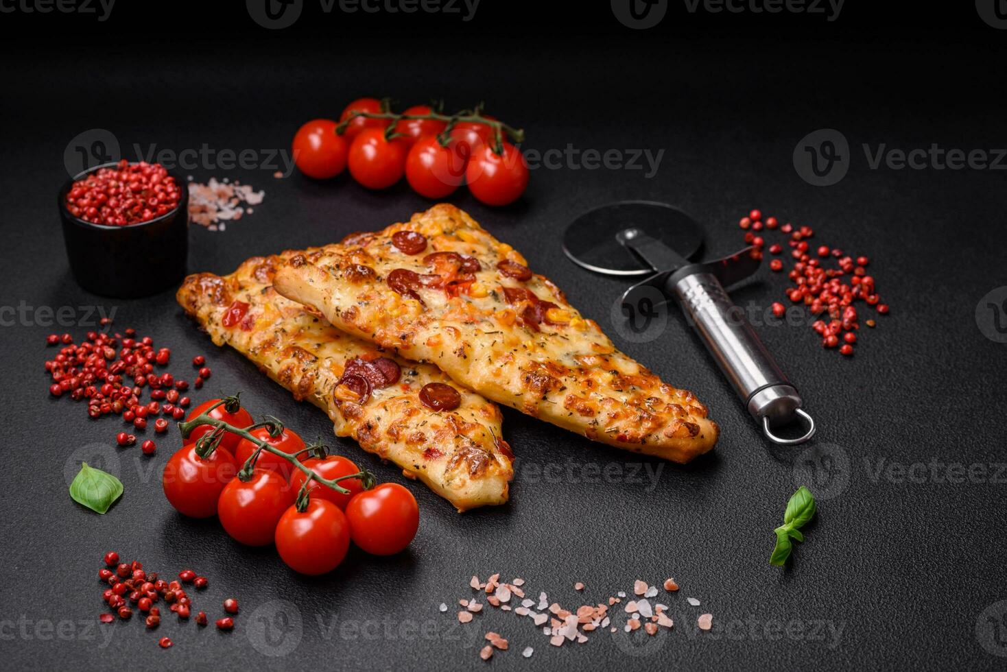 delizioso forno fresco piadina Pizza con formaggio, pomodori, salsiccia, sale e spezie foto