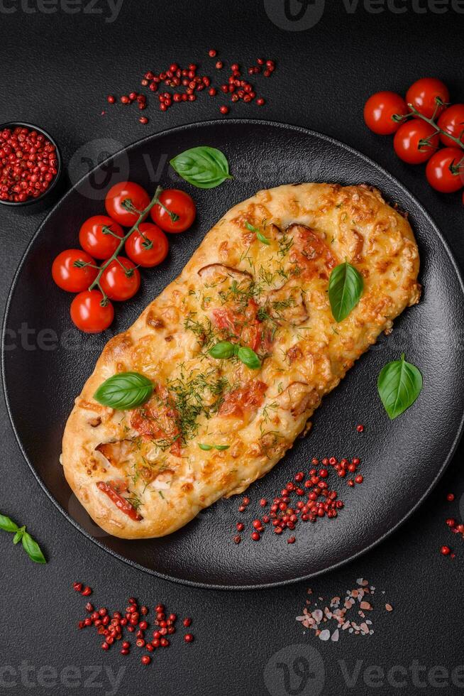 delizioso forno fresco piadina Pizza con formaggio, pomodori, salsiccia, sale e spezie foto