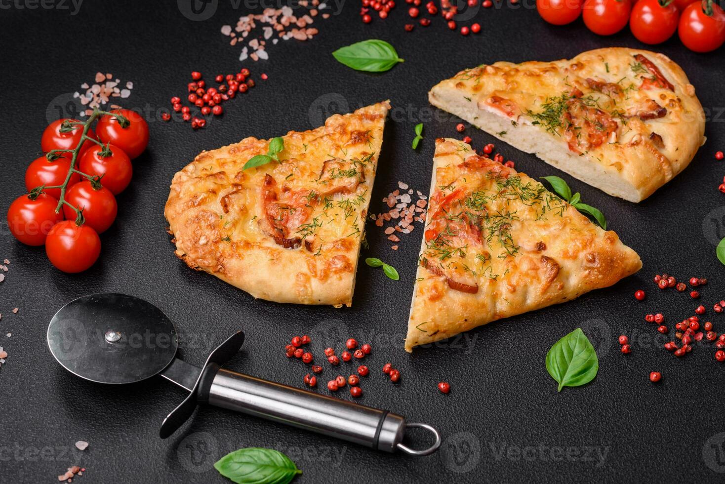 delizioso forno fresco piadina Pizza con formaggio, pomodori, salsiccia, sale e spezie foto