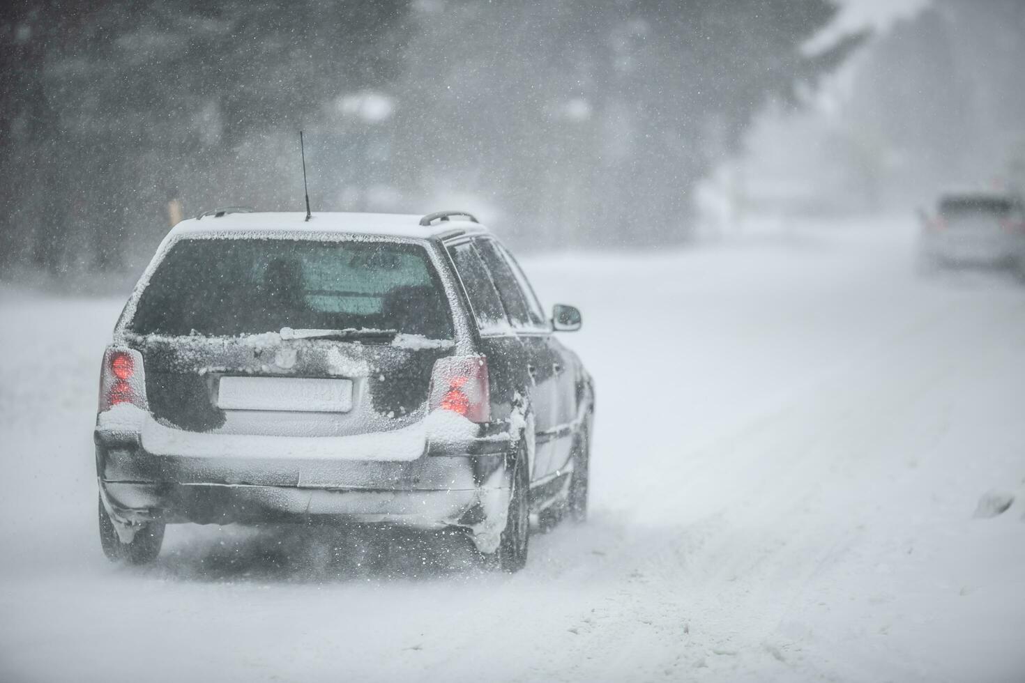 Liptov, slovacchia - gennaio 30, 2022. auto coperto nel neve guida nel tempesta di neve su un' freddo inverno giorno foto