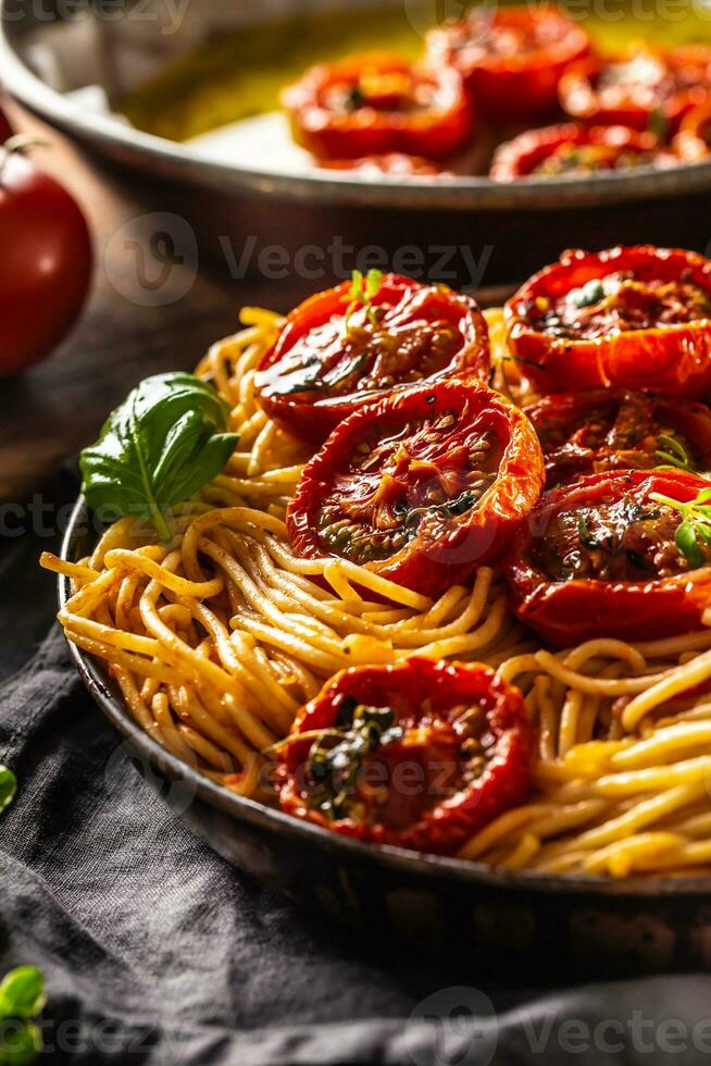 italiano pasta spaghetti con arrostito pomodori basilico origano e timo foto