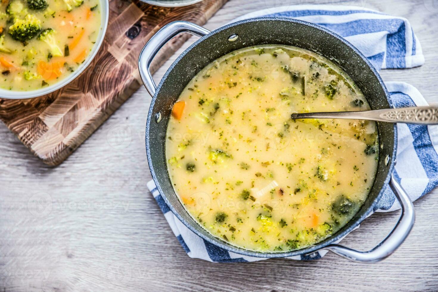 verdura la minestra a partire dal broccoli carota cipolla e altro ingredienti. salutare vegetariano cibo e pasti foto