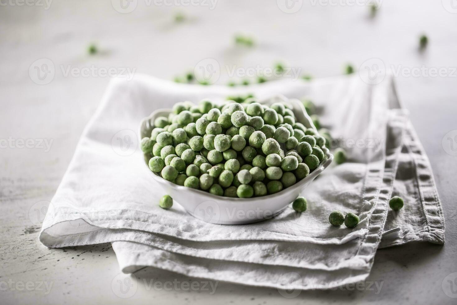 congelato piselli nel un' bianca porcellana ciotola. foto