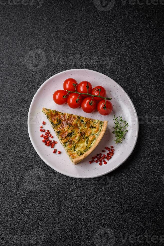 delizioso fresco quiche con broccoli, formaggio, spezie e erbe aromatiche tagliare in pezzi foto