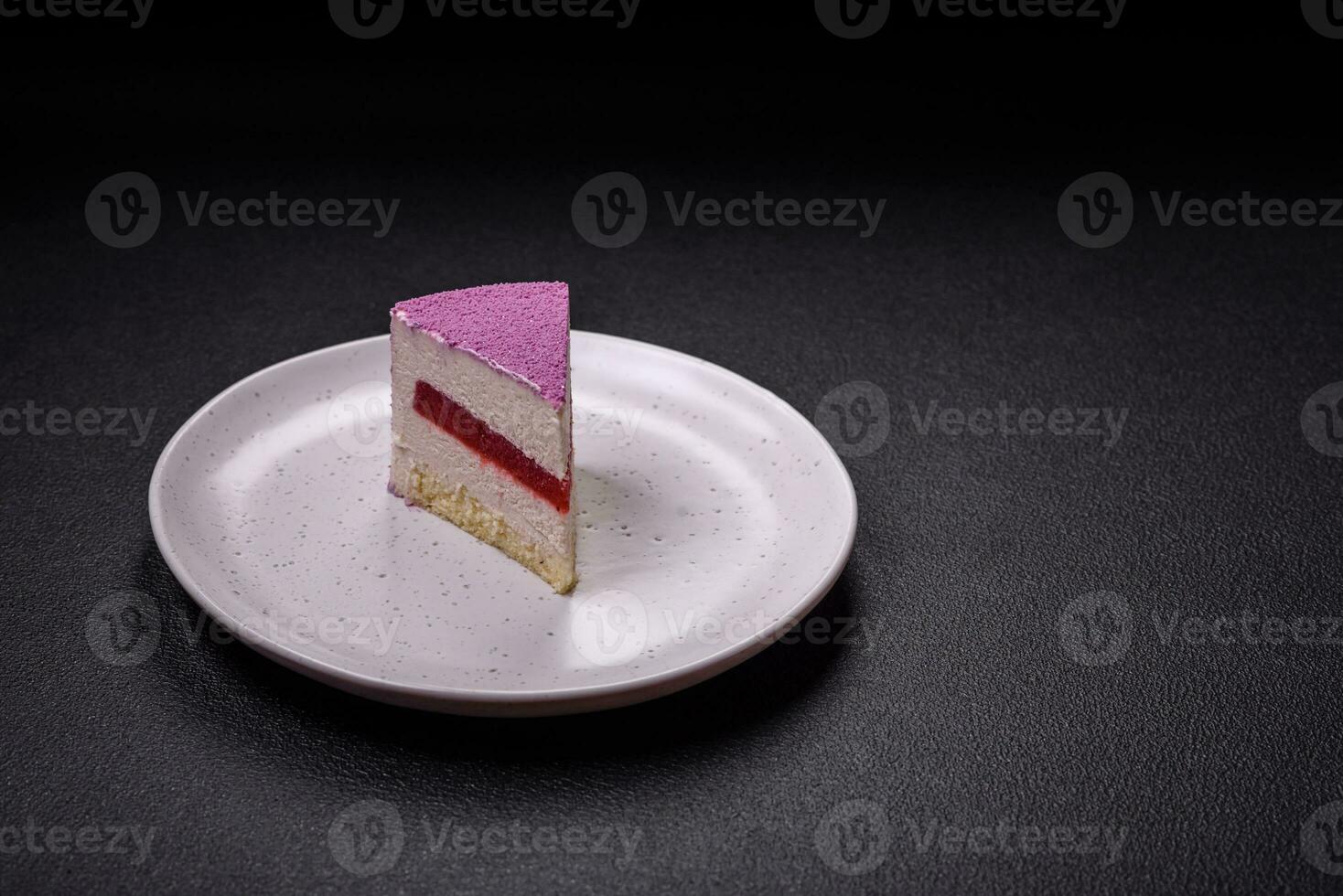 delizioso fresco dolce mousse torta con bacca Riempimento foto