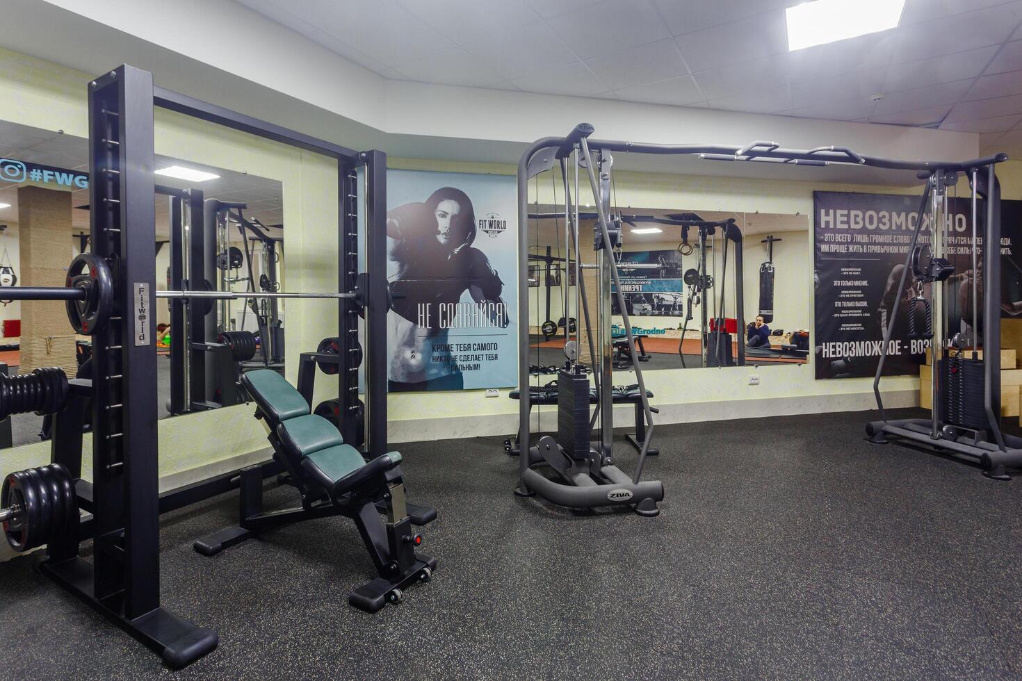 grodno, bielorussia - gennaio 04, 2018 interno di il fitness club fitworld con fitness attrezzatura foto