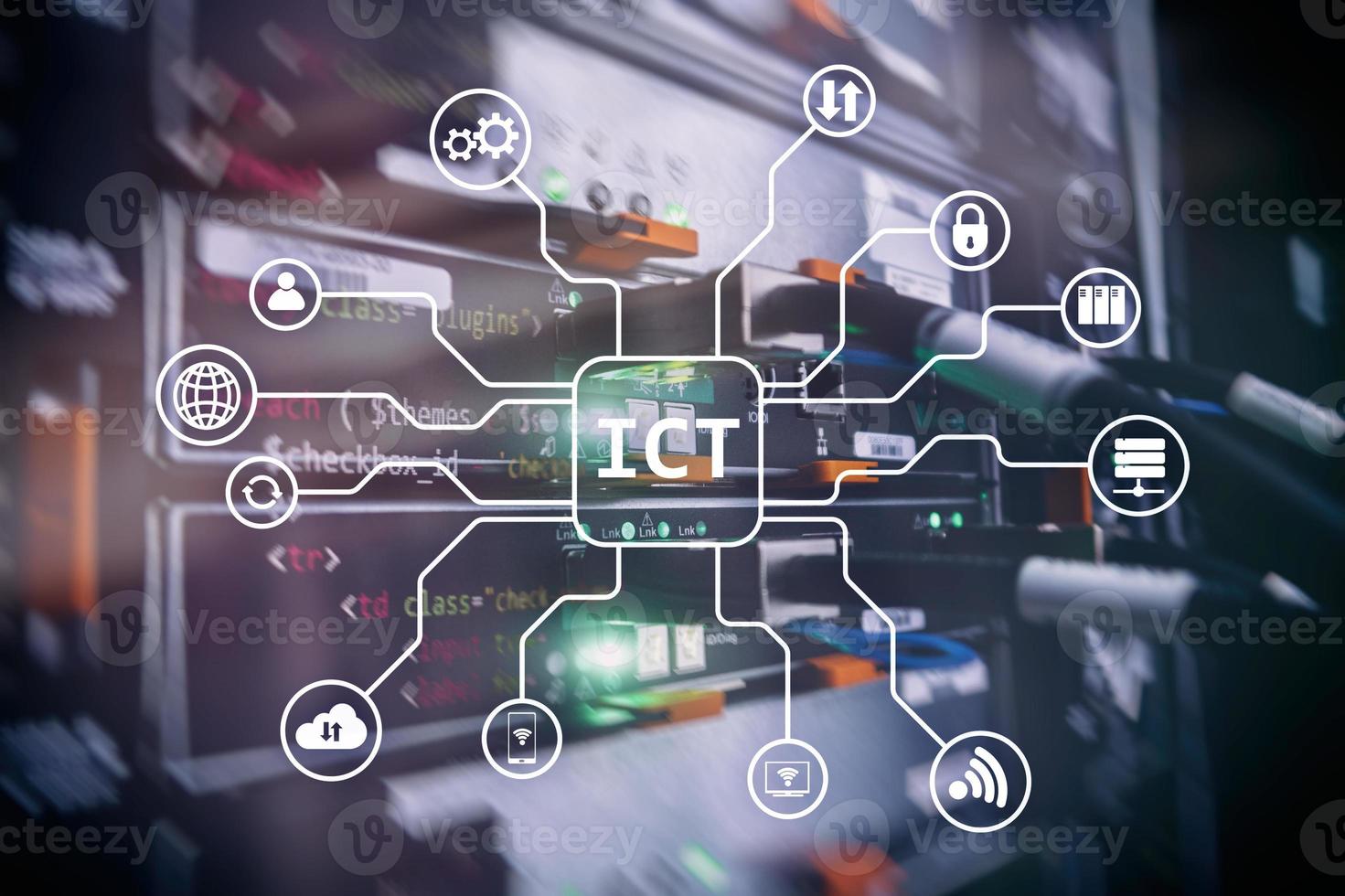 ict - concetto di tecnologia dell'informazione e della comunicazione sullo sfondo della sala server. foto